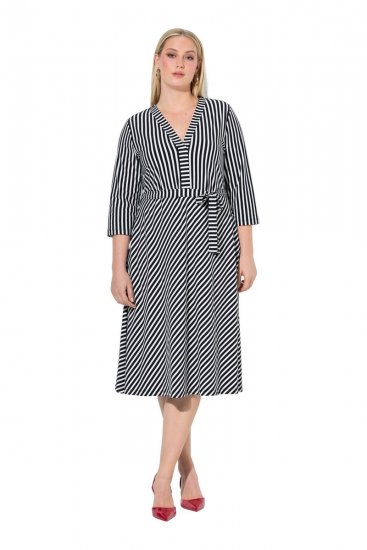 Ulla Popken 848052 Robe mi-longue rayée à ceinture à nouer Noir - Robes midi - Robes mi-longues pour femmes rondes
